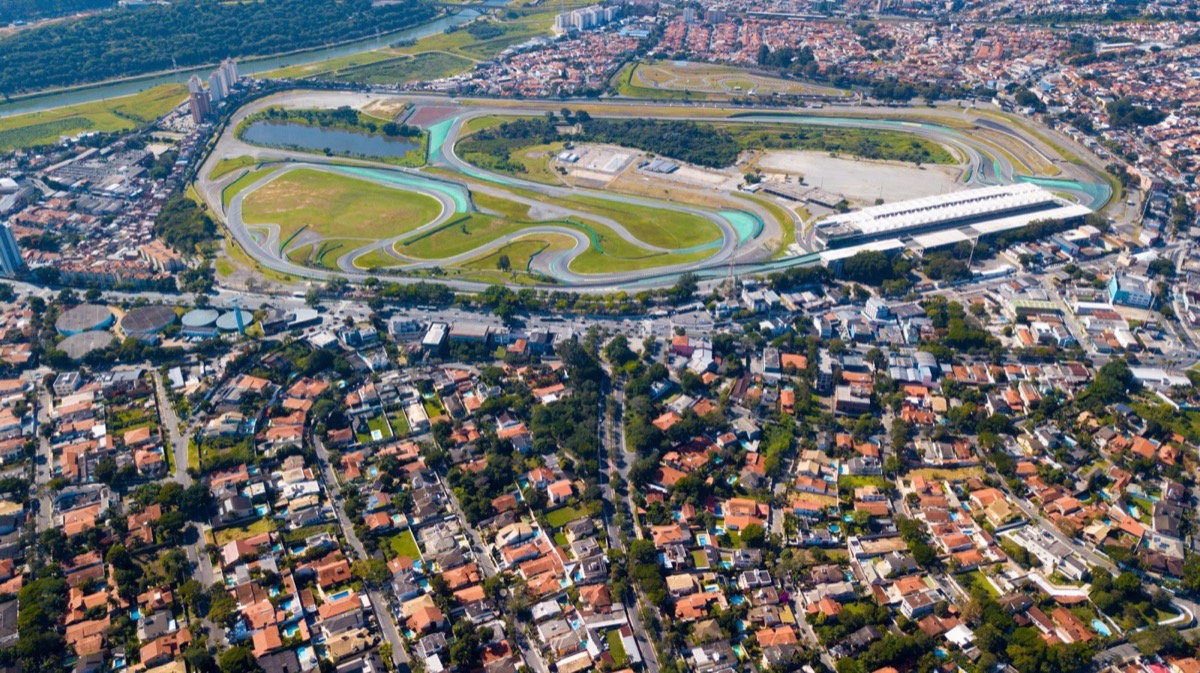 Vista aérea do Autódromo de Interlagos e do bairro