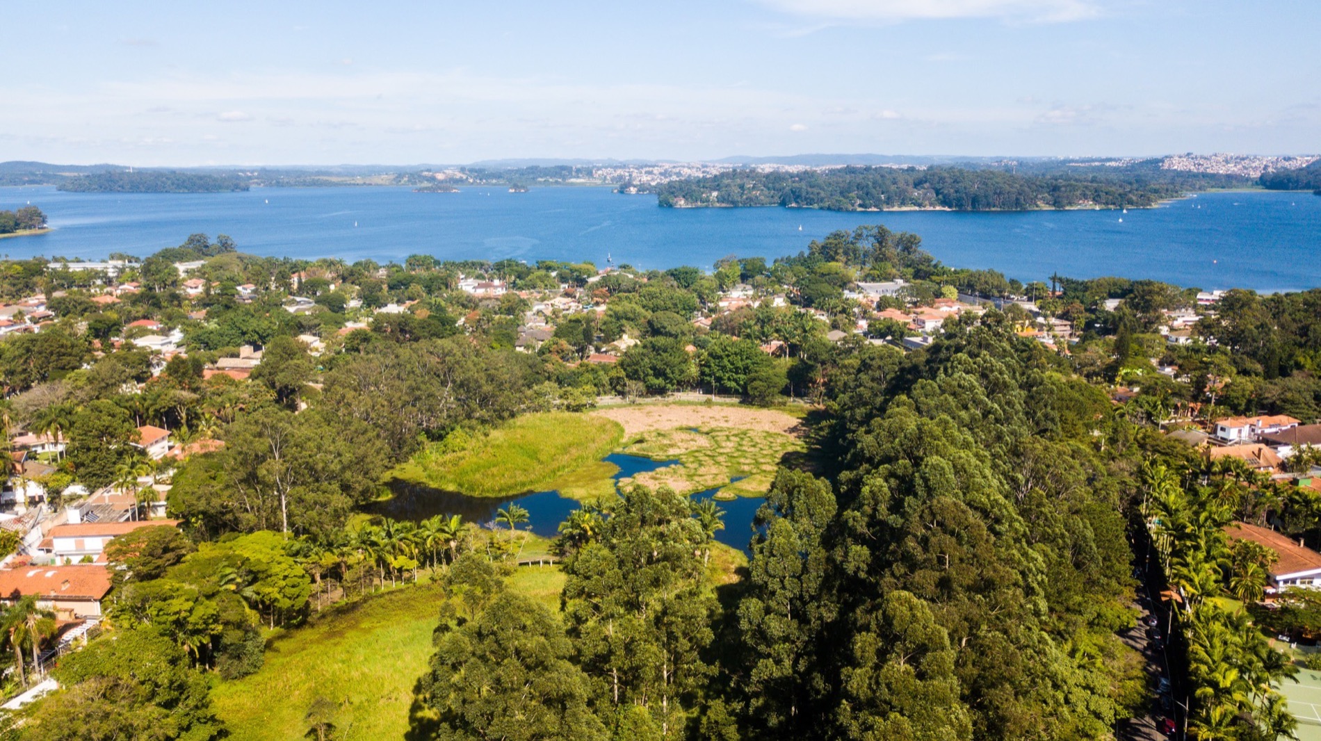 Vista aérea do Laguinho e da represa Guarapiranga, em Interlagos