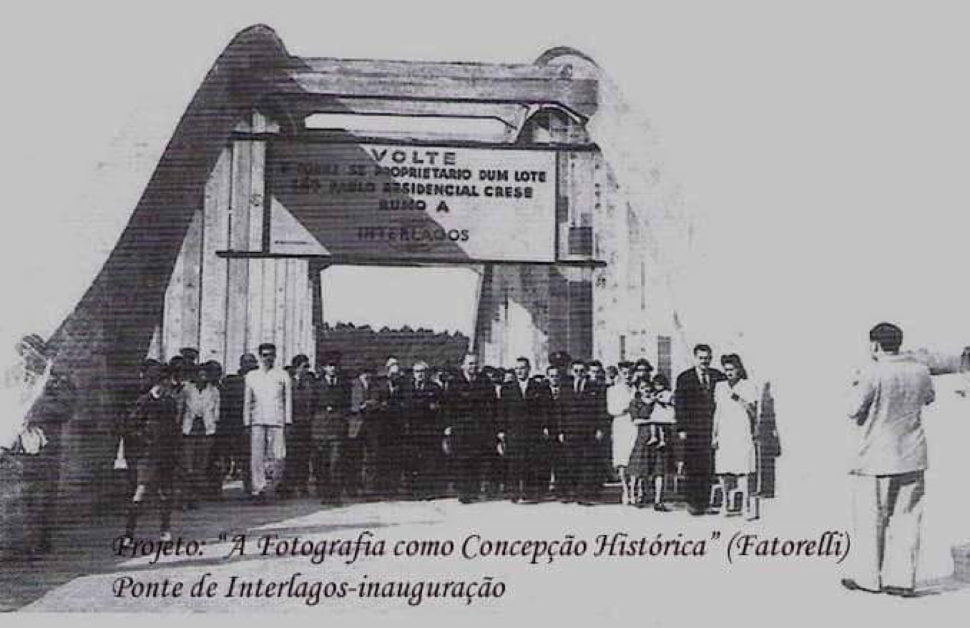 Inauguração da Ponte de Interlagos, com a multidão atravessando