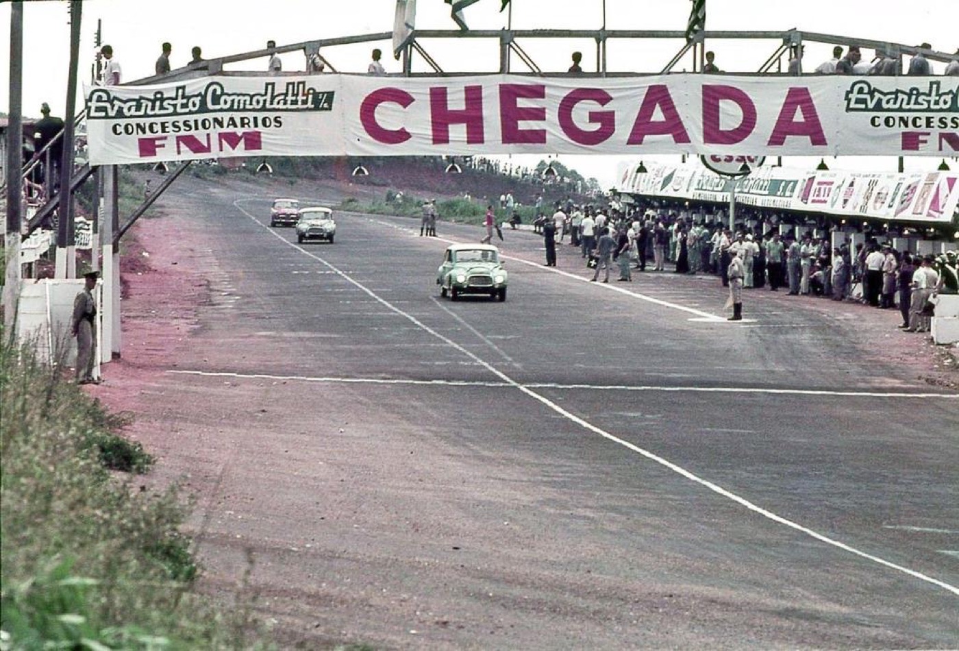 Linha de chegada do Autódromo de Interlagos, com faixa e público